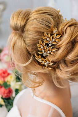 Çiçeklerle çevrili güzel sarışın gelin