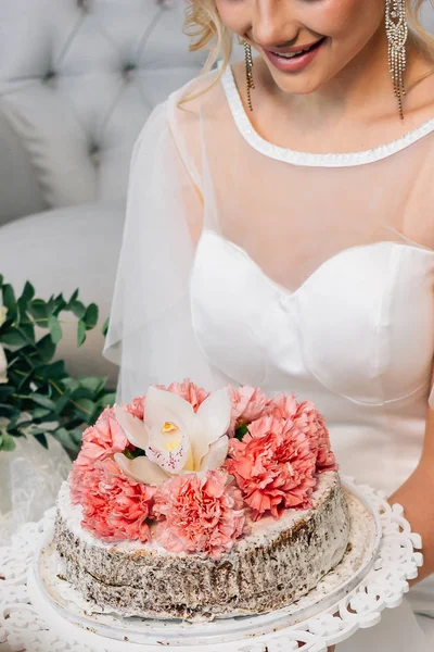 Virágok Körül Gyönyörű Szőke Menyasszony — Stock Fotó