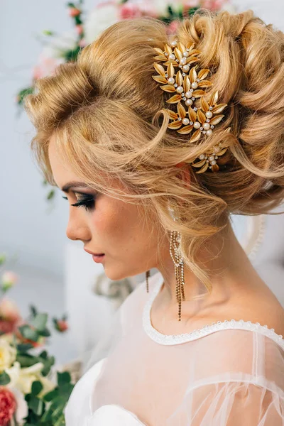 美丽的金发新娘被鲜花包围了 — 图库照片