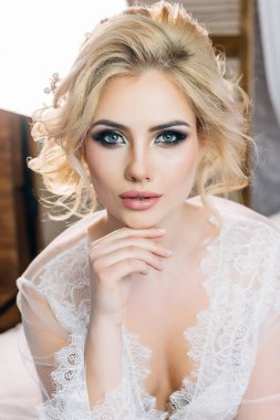 Güzel model anlamlı gözleri ve beyaz sabahlık içinde güzel saç modeli