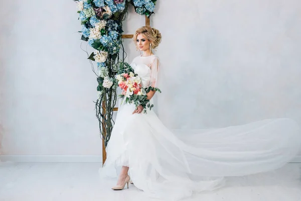新娘站在白色的墙壁背景 — 图库照片
