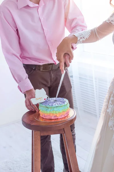Το ζευγάρι πρόκειται να κοπεί το κέικ — Φωτογραφία Αρχείου