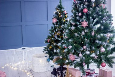Noel ağaçları ve hediyeler ile yeni yıl iç, parlak Oda