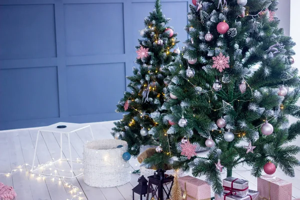 Nieuwe jaar interieur, lichte kamer met kerstbomen en giften — Stockfoto