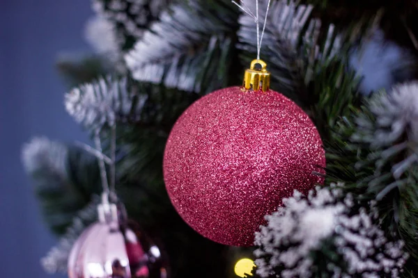 Pembe parlak Noel top — Stok fotoğraf