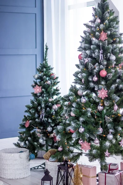 Belo interior novo com árvores de Natal elegantes — Fotografia de Stock
