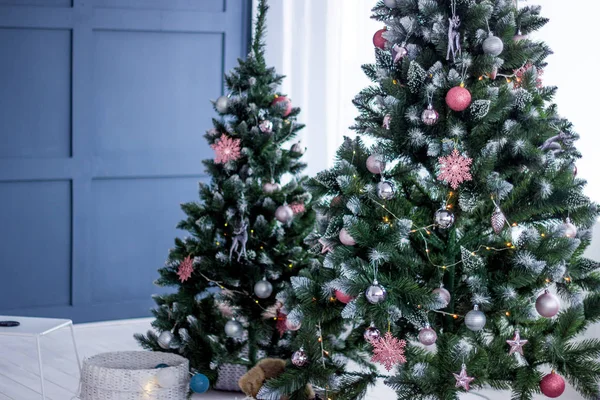 Bellissimo albero di Natale decorato con giocattoli — Foto Stock