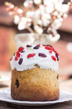 Beyaz tabakta güzel Paskalya kek