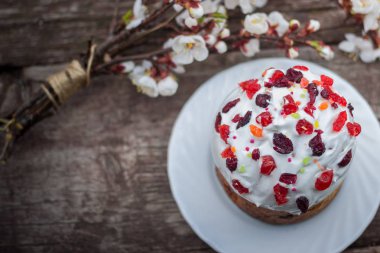 Güzel Paskalya kek kayısı çiçekli yalan yakınındaki bir ahşap doku yüzey üzerinde duruyor. metin altında yer