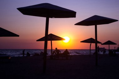 Baba ve çocuk sahilde günbatımı anda oynamak. Dostu aile kavramı.