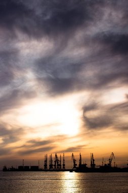 Deniz, fantastik gökyüzü, güneş soyut günbatımı bulutlar - doğal arka plan manzara aydınlatır. Phu Quoc Adası, Vietnam.