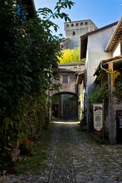 Úzká Ulice Středověká Vesnice Itálii — Stock fotografie