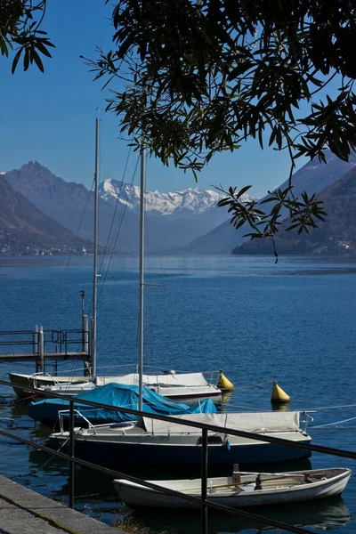Barcos no lago — Fotografia de Stock