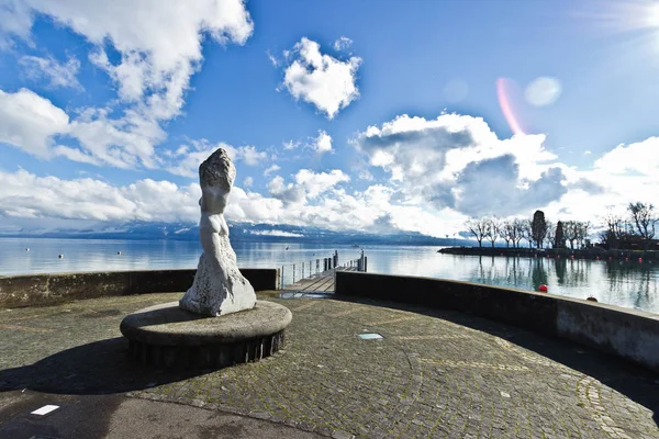 Statue auf der Seepromenade in Lausanne — Stockfoto