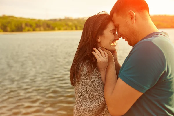 Pareja amándose al aire libre . — Foto de Stock