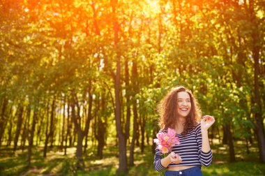 Bahar, ormandaki güzel kadın