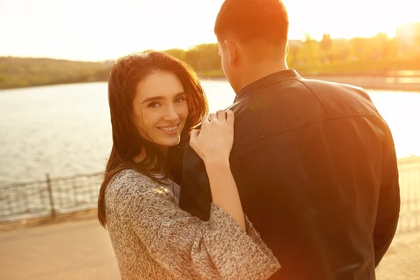 Gelukkige paar bij zonsondergang — Stockfoto