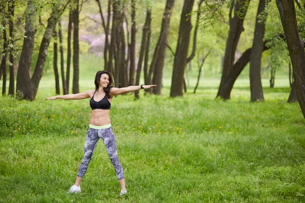 Donna sportiva che fa yoga — Foto Stock