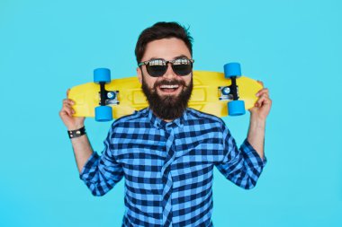 Genç hipster adam bir kaykay ile