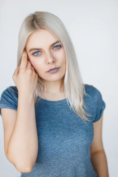 Ritratto di giovane bella donna con i capelli bianchi — Foto Stock