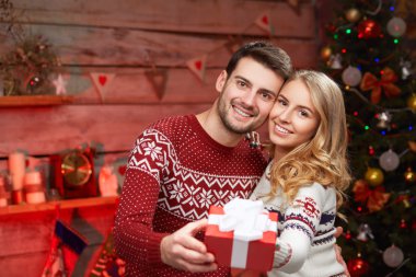 bir kazak hediye kutusu içinde Romantik Çift