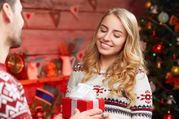 Glückliche Frau erhält Geschenkbox von ihrem Freund — Stockfoto