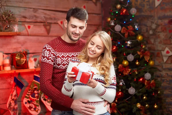 Couple Sharing Christmas Present — Stock Photo, Image