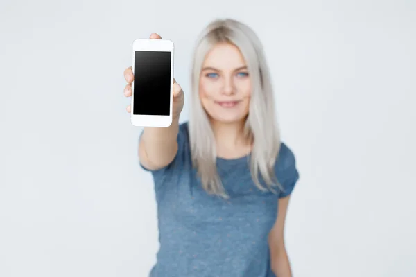 Mulher mostrando tela do smartphone para a câmera — Fotografia de Stock