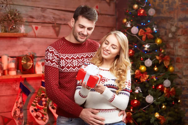 Jovem casal celebrando o Natal — Fotografia de Stock