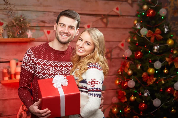 Mann und Frau zu Weihnachten — Stockfoto