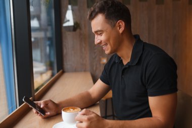 Akıllı telefon kullanan iş adamı