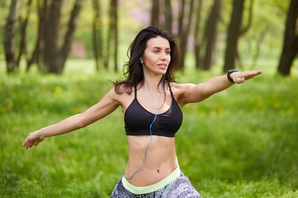 Donna che medita in natura — Foto Stock