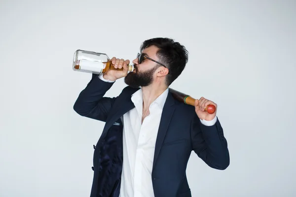 ウイスキーのボトルから飲んでハンサムな若い男 — ストック写真