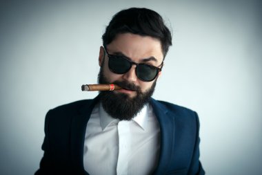 Kızgın Surat ve bir puro sigara erkek model portresi