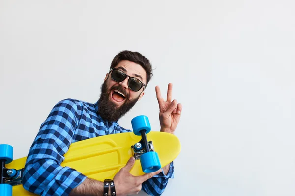 흰 벽에 서 서 웃는 hipster 남자의 초상화 — 스톡 사진