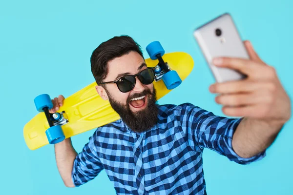 Adolescent moderne gars prendre un autoportrait sur fond coloré — Photo