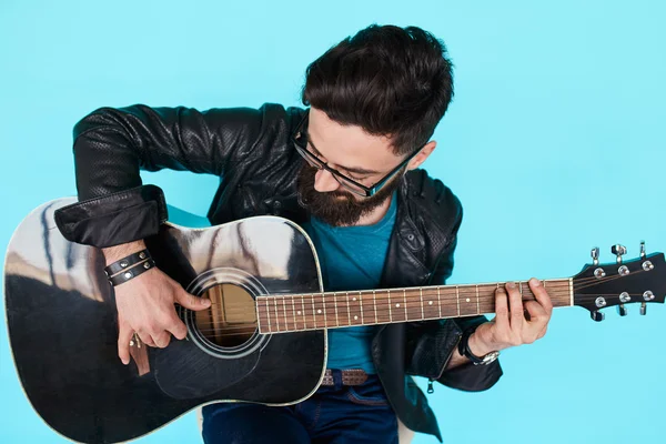 Akustik gitar çalmaya yakın sakallı hippi adam. — Stok fotoğraf