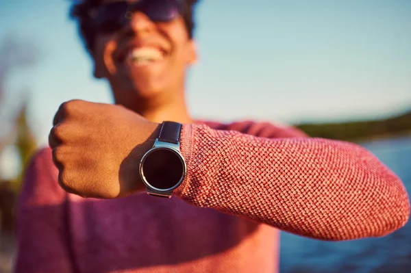 Chlap na sobě moderní chytré hodinky — Stock fotografie