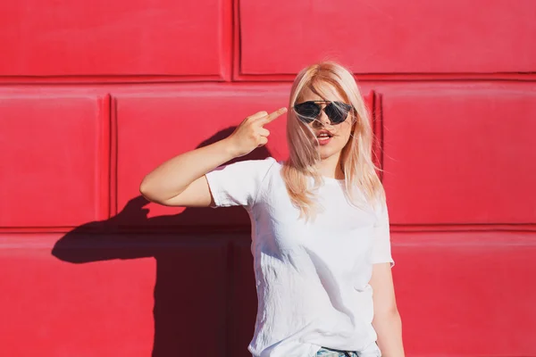 Девочка-подросток в белой футболке и оттенках среднего пальца — стоковое фото