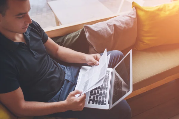 Geschäftsmann mit Papieren und Laptop — Stockfoto