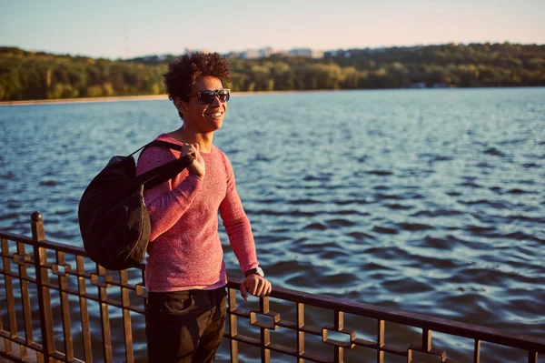 El joven está mirando el amanecer.. — Foto de Stock