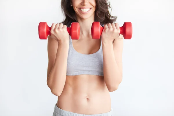 Femme excitée biceps d'entraînement avec haltères — Photo