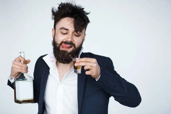 Jovem com barba está bêbado — Fotografia de Stock