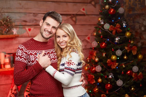 Красивый мужчина и блондинка празднуют зимние праздники — стоковое фото