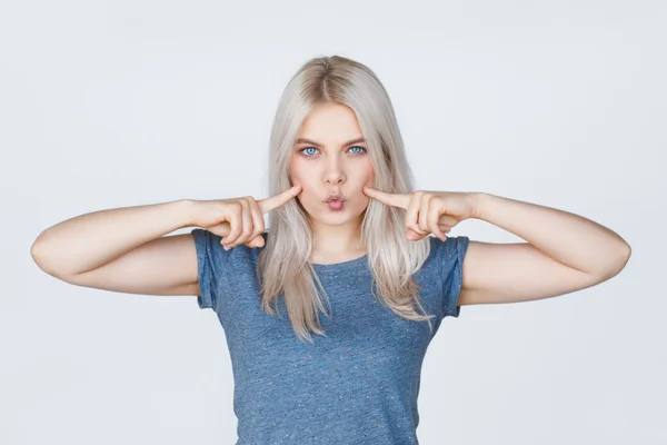 Jeune femme avec les doigts pointant vers ses fossettes — Photo