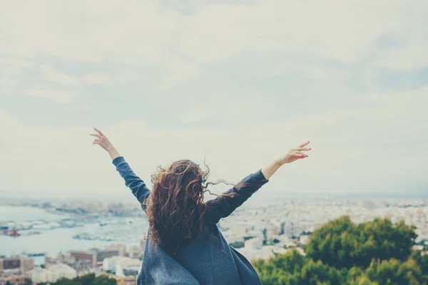 Eller yukarı neşeli genç kadın.