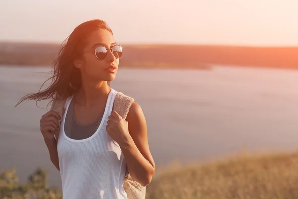 Female traveler portrait with backpack and sunglasses — Stock Photo, Image