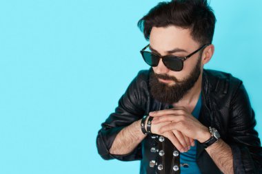 düşünme rock gitar çalan mavi zemin üzerine