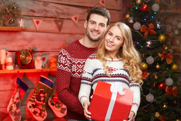 Bonito casal amoroso elegante perto da árvore de Natal — Fotografia de Stock