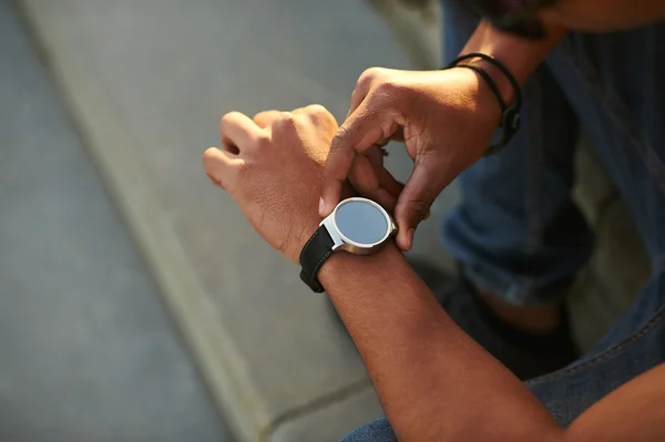 Primo piano di un uomo mano con smartwatch — Foto Stock